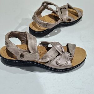 Clarks Women's Laurieann Bell Metallic Sandals Size 8.5W